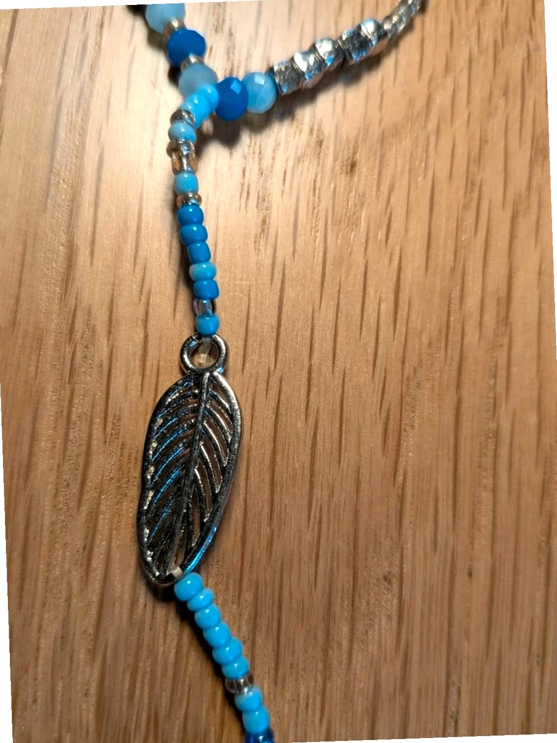 Fantaisie hanger armband met veer en verschillende blauwe parels – photo 3